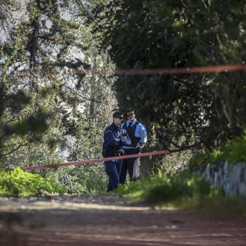 Αστυνομικοί έχουν αποκλείσει σημείο με κορδέλες