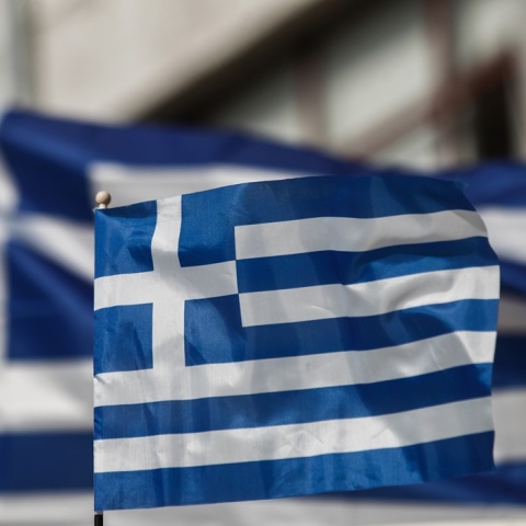 Ελληνική σημαία μπροστά από μία μεγαλύτερη ελληνική σημαία