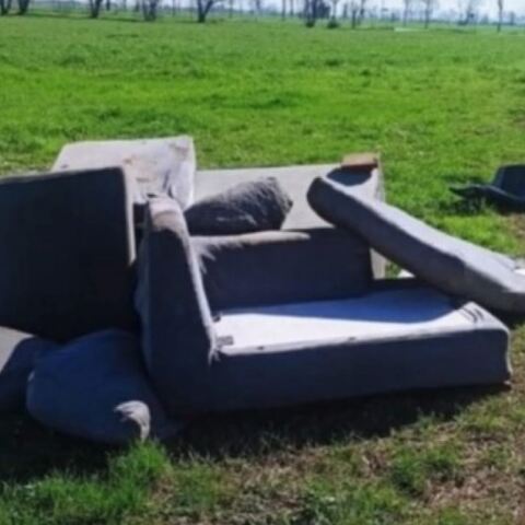 Πέταξε καναπέδες στον δρόμο και οι αστυνομικοί τους επέστρεψαν στον κήπο του