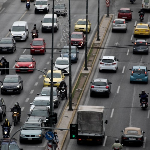 Αυτοκίνητα σε δρόμο της Αθήνας