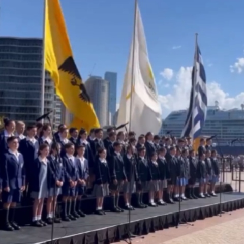 Ομογενείς της Αυστραλίας τραγουδούν τον Εθνικό Ύμνο έξω από την όπερα του Σίδνεϊ