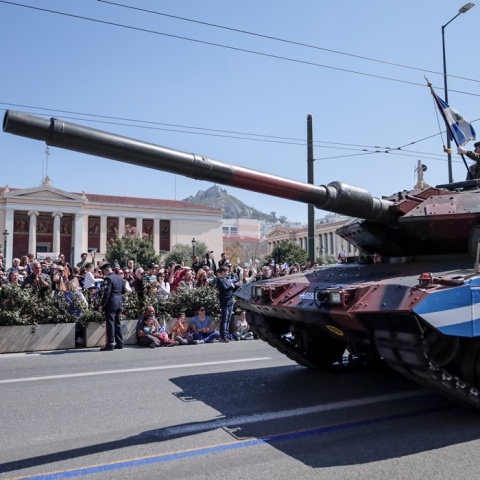 Άρμα μάχης παρελαύνει κατά τη στρατιωτική παρέλαση για την 25η Μαρτίου στην Αθήνα