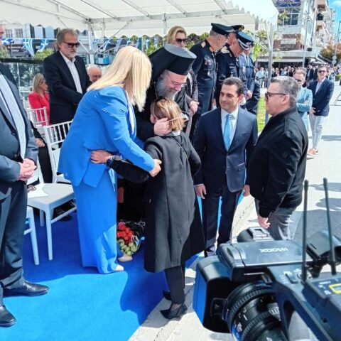 57 τριαντάφυλλα στην εξέδρα των επισήμων για τους νεκρούς στα Τέμπη