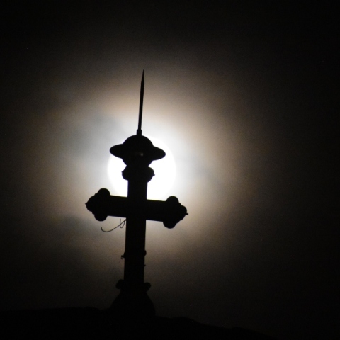 Η Πανσέληνος Μαρτίου κοσμεί τον νυχτερινό ουρανό