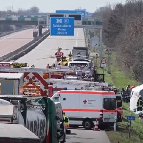 Γερμανία: Τροχαίο δυστύχημα με ανατροπή λεωφορείου σε μεγάλο αυτοκινητόδρομο κοντά στη Λειψία - Πέντε νεκροί και πολλοί τραυματίες.