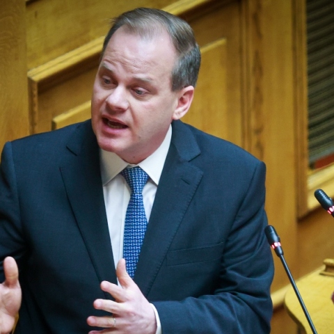 Πρόταση μομφής: Ο Καραμανλής στο βήμα της Βουλής