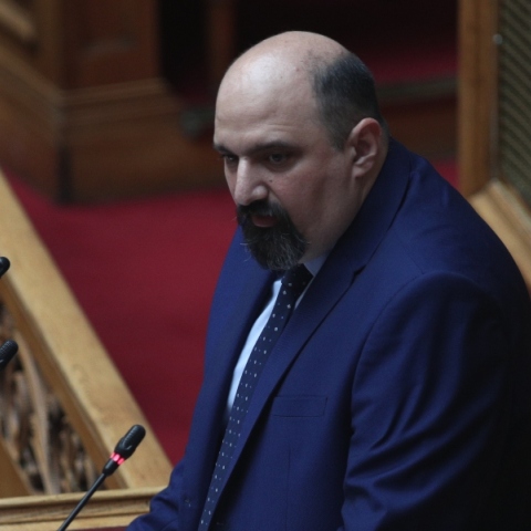 Χρήστος Τριαντόπουλος: Τι υποστήριξε στη Βουλή ο υφυπουργός Κλιματικής Αλλαγής και Πολιτικής Προστασίας για το πολύνεκρο δυστύχημα στα Τέμπη.
