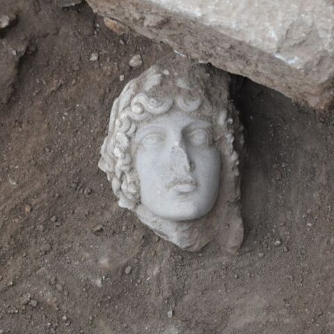 Πανεπιστημιακή Ανασκαφή Φιλίππων: Μια κεφαλή αγάλματος Απόλλωνα, του 2ου ή αρχών του 3ου αι. μ. Χ., μεταξύ των ευρημάτων της ανασκαφικής περιόδου 2023.