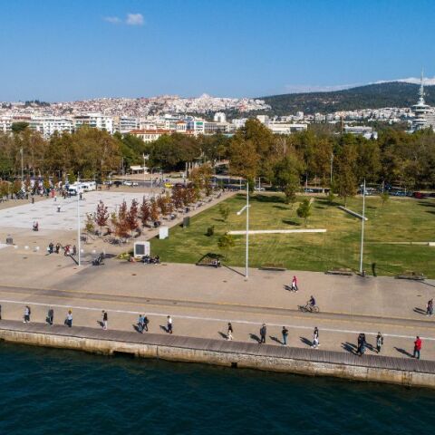 Θεσσαλονίκη: Ξεκίνησε η φύτευση 500 νέων δέντρων στη Νέα Παραλία - Προτεραιότητα η πράσινη και βιώσιμη πόλη, δηλώνει ο δήμαρχος Στέλιος Αγγελούδης.