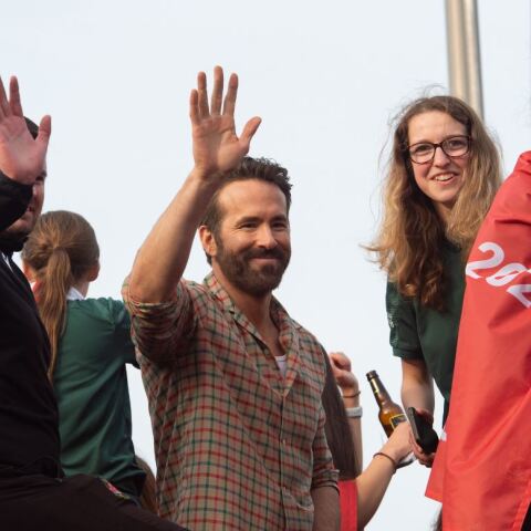 Η Ρέξαμ ανακοίνωσε ότι οφείλει σε Ρέινολντς και ΜακΕλχένι 9 εκατομμύρια λίρες