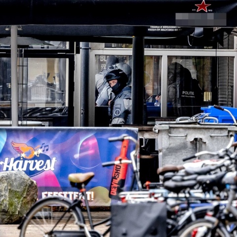 Αστυνομικοί κοντά στην καφετέρια όπου εκτυλίχθηκε η ομηρία στην Ολλανδία