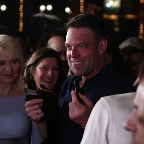 Ο Στέφανος Κασσελάκης γιόρτασε τα γενέθλιά του με φίλους και συνεργάτες στου Ψυρρή