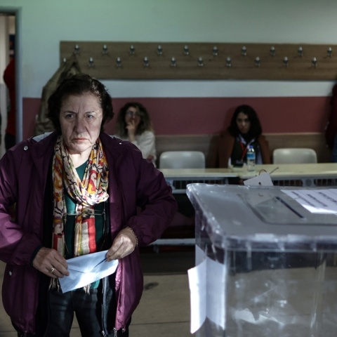 Γυναίκα με τον φάκελο με το ψηφοδέλτιο στο χέρι σε εκλογικό κέντρο της Τουρκίας