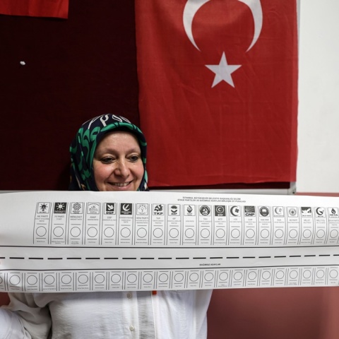 Γυναίκα κρατά ψηφοδέλτιο για τις Δημοτικές Εκλογές στην Τουρκία