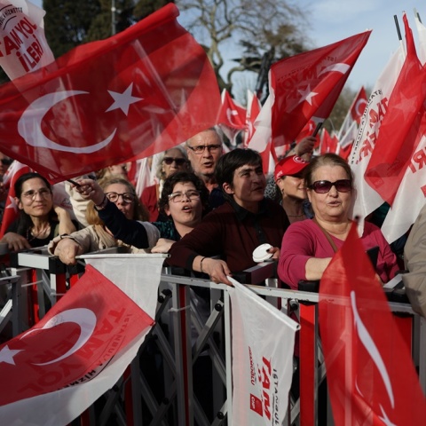 Σημαίες σε προεκλογική συγκέντρωση