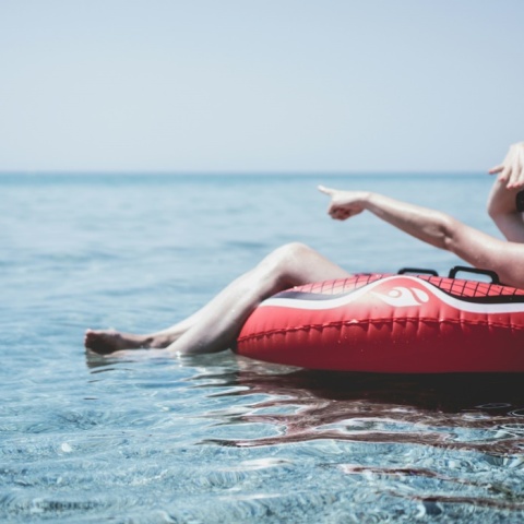 Γυναίκα πάνω σε φουσκωτή κουλούρα