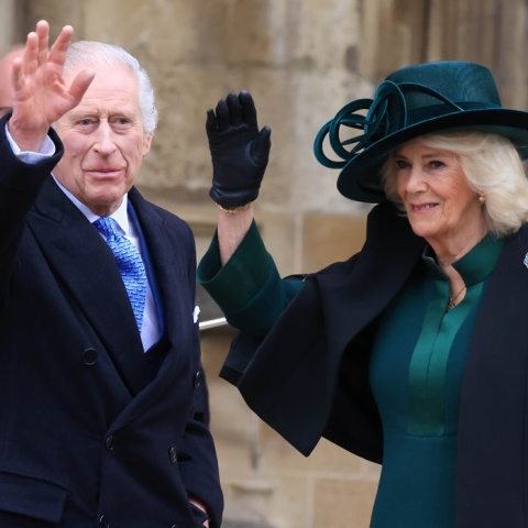 Βασιλιάς Κάρολος και Καμίλα στην πασχαλινή λειτουργία στο παρεκκλήσι του Αγίου Γεωργίου