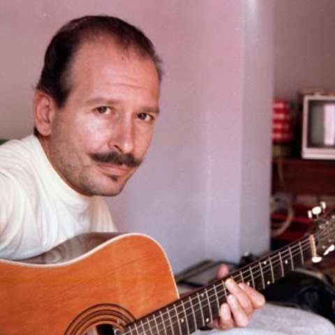 Δημήτρης Πουλικάκος: Η μουσική διαδρομή του έλληνα rocker και η ζωή του μέσα από το σπάνιο προσωπικό του αρχείο.