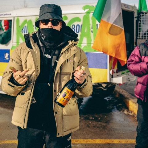 Kneecap: Το rap trio από την Ιρλανδία μοιράστηκε το single «Fine Art» από το ντεμπούτο άλμπουμ που θα κυκλοφορήσει στις 14 Ιουνίου.