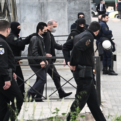 Ο Ηλίας Μίχος κατά τη μεταφορά του στο δικαστήριο 