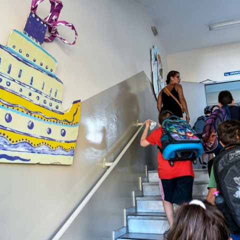 Παιδιά ανεβαίνουν τις σκάλες σχολείου