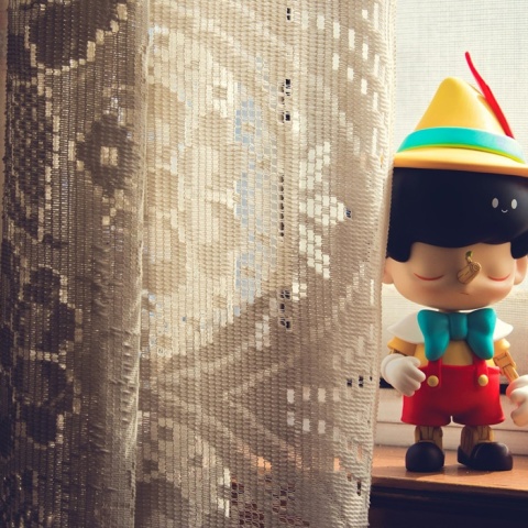 Πινόκιο κοντά σε παράθυρο