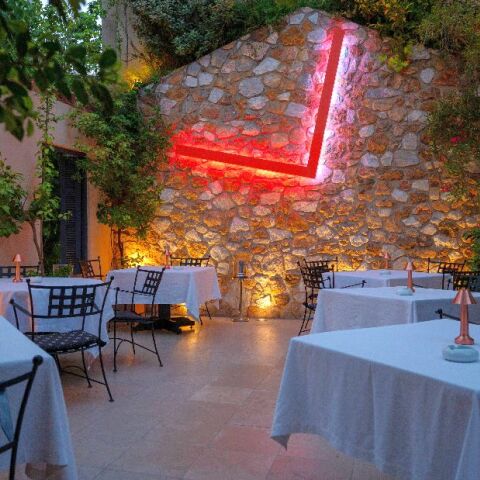 Η αυλή του εστιατορίου Σπονδή