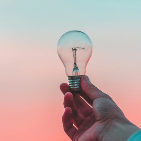 Λάμπα που κρατά άτομο ψηλά με φόντο τον ουρανό