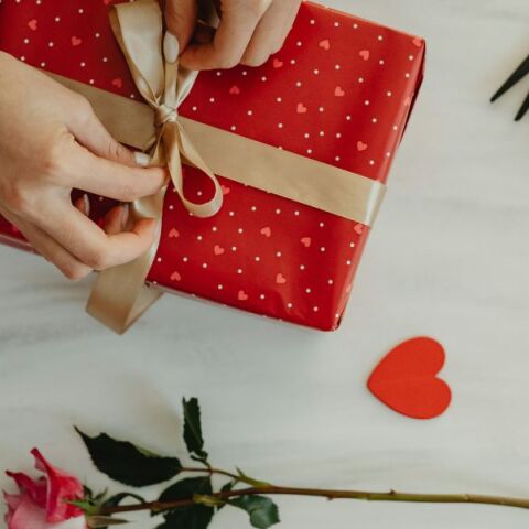 Ποιοι γιορτάζουν σήμερα 7 Απριλίου; Το εορτολόγιο της Athens Voice σου τους θυμίζει. Μην ξεχάσεις να τους δώσεις τις καλύτερες ευχές σου!