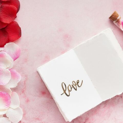 Ποιοι γιορτάζουν σήμερα 8 Απριλίου; Το εορτολόγιο της Athens Voice σου τους θυμίζει. Μην ξεχάσεις να τους δώσεις τις καλύτερες ευχές σου!