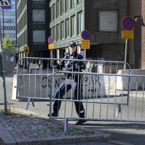 Αστυνομικός στη Φινλανδία τοποθετεί κάγκελα για να απαγορεύσει την πρόσβαση