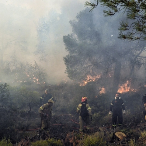 Πιέρια Όρη: H φωτιά μαίνεται για 3η μέρα