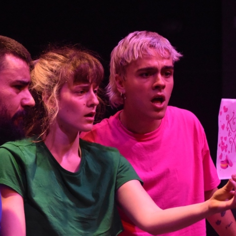 "Όλοι όσοι γίναν δρόμοι" στο Φεστιβάλ Πανεπιστημιακού Θεάτρου στην Ελευσίνα