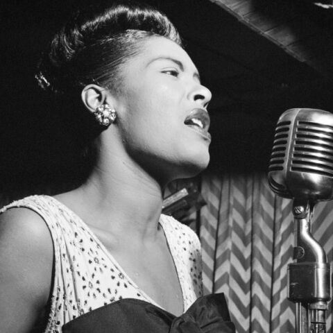 Μπίλι Χόλιντεϊ: Σαν σήμερα 7 Απριλίου το 1915 γεννήθηκε η θρυλική τραγουδίστρια της τζαζ και των μπλουζ - Οι μουσικοί θρίαμβοι και οι προσωπικές τραγωδίες της. 