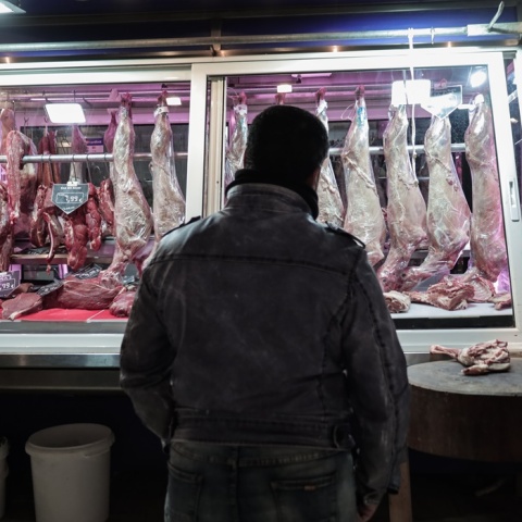 Αρνιά και κατσίκια κρεμασμένα σε κρεοπωλείο