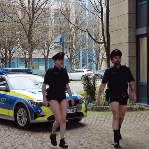 Γερμανοί αστυνομικοί διαμαρτύρονται για την έλλειψη στολών με βίντεο που τους δείχνει χωρίς... παντελόνια