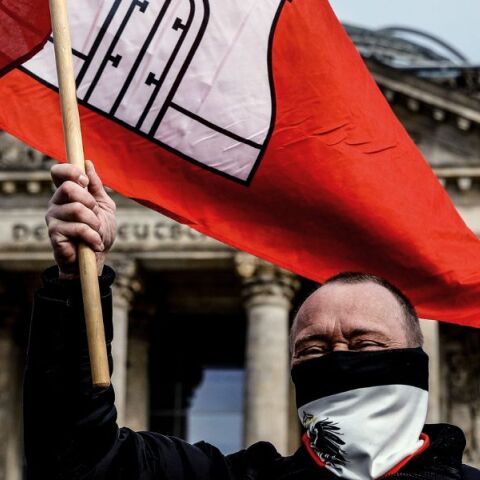 Γερμανία: Πάνω από 1.000 ακροδεξιοί εξτρεμιστές έχουν άδεια οπλοφορίας - Ποιοι είναι οι «Πολίτες του Ράιχ» που απορρίπτουν τη νομιμότητα του κράτους.