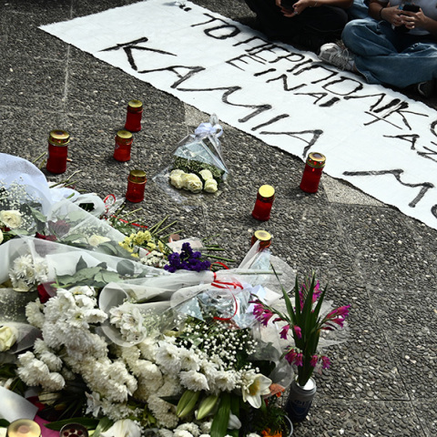 Καθιστική μουσική διαμαρτυρία του Μουσικού Σχολείου Ιλίου έξω από το Αστυνομικό Τμήμα των Αγίων Αναργύρων, για την δολοφονία της 28χρονης Κυριακής Γρίβα