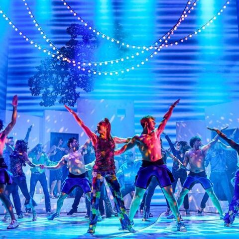 «Mamma Mia!»: Το διάσημο μιούζικαλ γιορτάζει τα 25 χρόνια του στο Γουέστ Εντ του Λονδίνου - Παρουσιάστηκε σε πάνω από 450 πόλεις - Γυρίστηκε σε ταινίες.