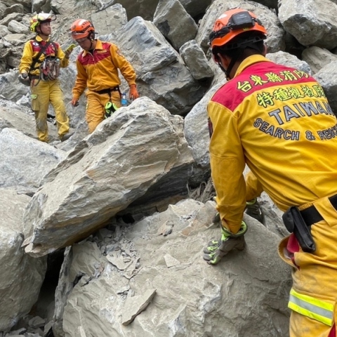 Διασώστες στο σημείο όπου υπάρχουν συντρίμμια μετά τον σεισμό στην Ταϊβάν