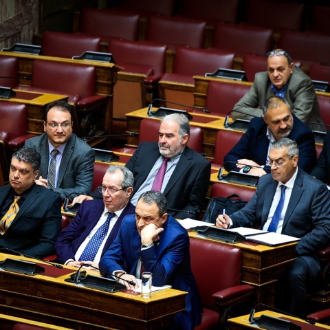 Οι βουλευτές του κόμματος «Σπαρτιάτες» κάθονται στα έδρανα της Βουλής