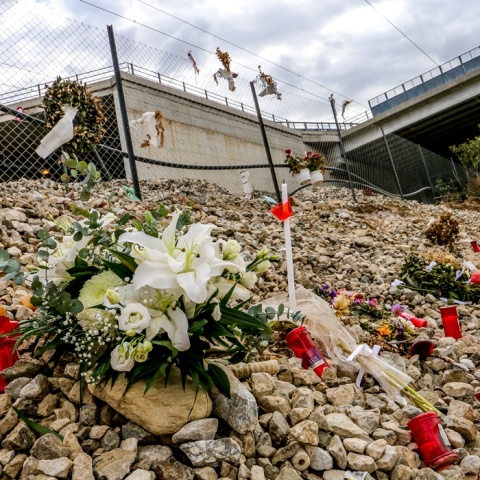 Λουλούδια και κεριά στο σημείο του πολύνεκρου σιδηροδρομικού δυστυχήματος στα Τέμπη