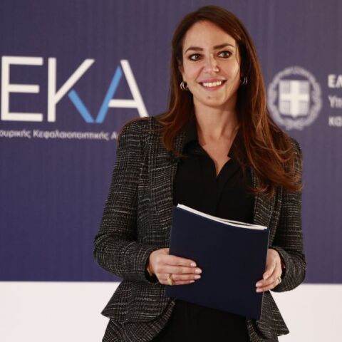 Δόμνα Μιχαηλίδου: «Αυξημένο στα 415 ευρώ το δώρο του Πάσχα - Παράνομοι όσοι δεν το καταβάλουν» - Συνέντευξη της υπουργού Εργασίας και Κοινωνικής Ασφάλισης