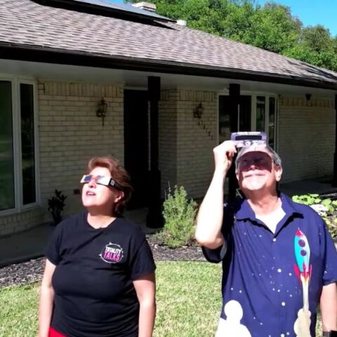 ΗΠΑ: Μια Τεξανή έχει ταξιδέψει σε όλον τον κόσμο για να δει κάθε ηλιακή έκλειψη από το 1998 - Παραδέχεται ότι είναι «εθισμένη».