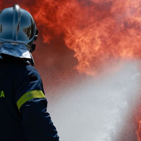 Κρήτη: Μεγάλη φωτιά στην Ιεράπετρα - Επιχειρούν 41 πυροσβέστες και δύο ελικόπτερα - Ισχυροί άνεμοι ως και 8 μποφόρ πνέουν στην περιοχή.