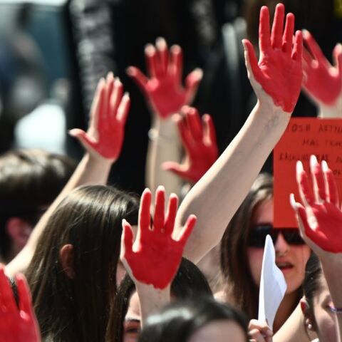 Γυναικοκτονία στους Αγίους Αναργύρους: Πληροφορίες ότι αποπειράθηκε να αυτοκτονήσει ο 39χρονος κατηγορούμενος - Νοσηλεύεται στη ΜΕΘ του «Αττικόν»