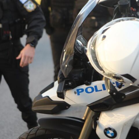 Ελεύθεροι αφέθηκαν οι 25 ανήλικοι που προσήχθησαν χθες από περιοχή της Γλυφάδας - Είχαν δώσει «ραντεβού» για επεισόδια - Δεν προέκυψε κάτι σε βάρος τους.