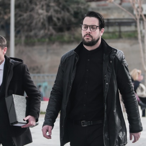 Ο Μάνος Δασκαλάκης προσέρχεται με τον συνήγορό του στο δικαστήριο
