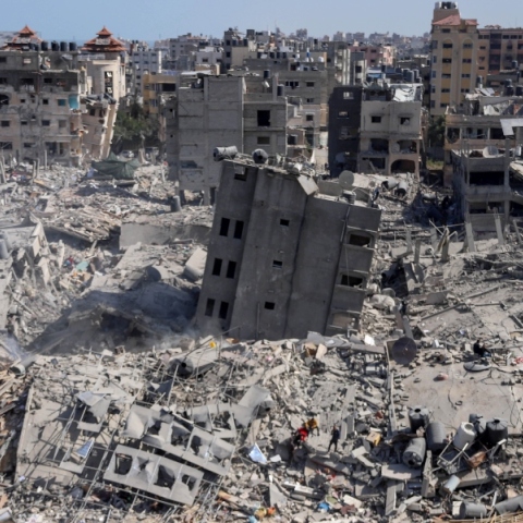 Εικόπα της πόλης της Γάζας με γκρεμισμένα κτήρια και όγκους τσιμεντων μετά τον πόλεμο Ισραήλ - Χαμάς