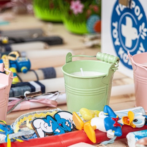 Λαμπάδες και δώρα για καλό σκοπό